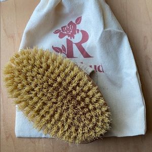 Rosebud Woman The Perfect Skin Brush Drybrush